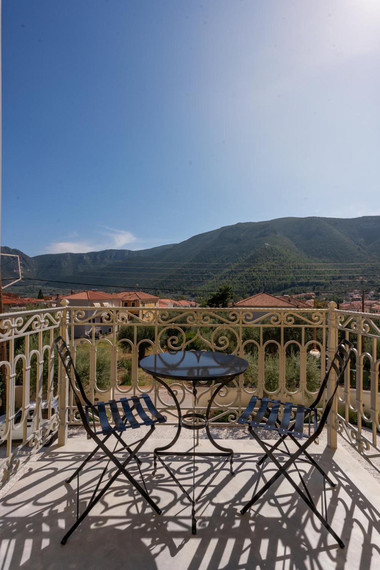 Kraka Apartments Leonídion Екстериор снимка