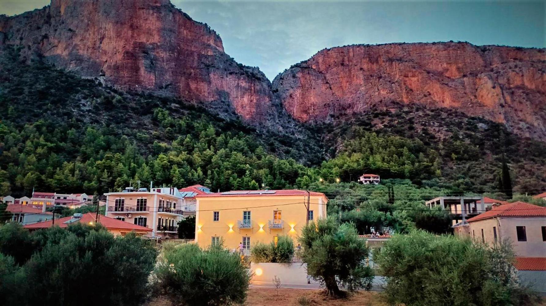 Kraka Apartments Leonídion Екстериор снимка